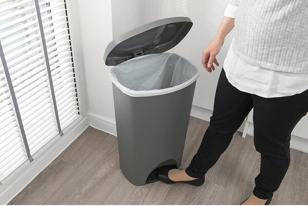 Černý pedálový plastový odpadkový koš 50 l – Addis