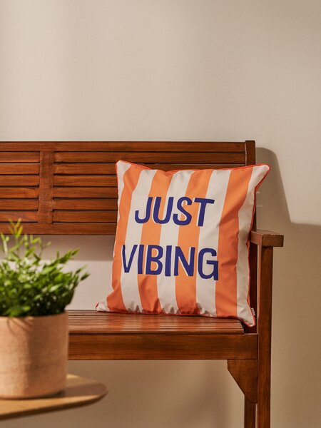 Sinsay - Povlak na polštář s nápisem „Just Vibing” - oranžová