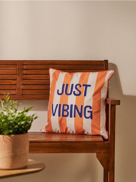 Sinsay - Povlak na polštář s nápisem „Just Vibing” - oranžová