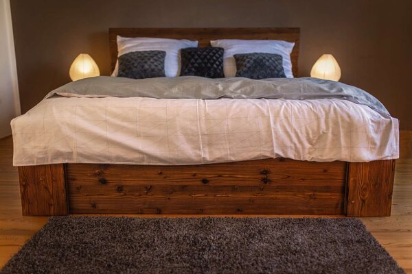Masivní manželská postel Viller 180x200, 200x200