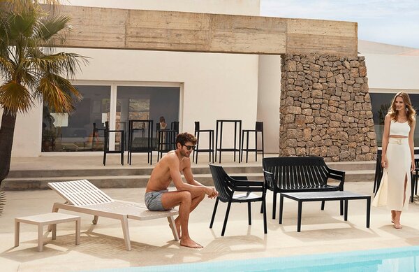 VONDOM Béžový plastový zahradní stolek SPRITZ 59 x 59 cm