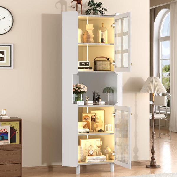 Bílý rohový skříňka z MDF s lakovaným povrchem, skleněnými dvířky a ovládáním přes aplikaci, rozměry 63,5 x 157,5 cm, vhodný do obývacího pokoje a dalších místností