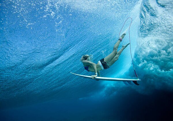 Fotografie Female Pro surfer at Cloud Break Fiji, Justin Lewis, (40 x 26.7 cm)