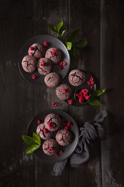 Umělecká fotografie Raspberry chocolate crinkle cookies, Diana Popescu, (26.7 x 40 cm)