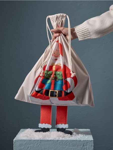 Sinsay - Vánoční pytel na dárky s 3D nohama a motivem Santa Clause - kaštanová