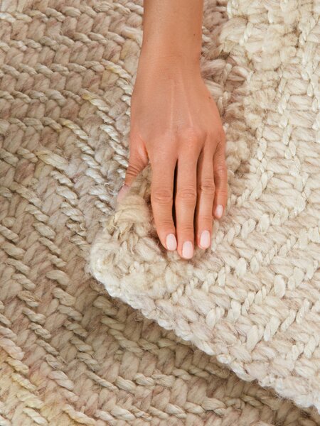 Koberec Elle Decoration Majoli Herringbone naturální / bílý