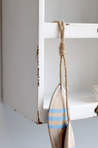 Bílá antik nástěnná polička Chic Antique s 6 přihrádkami – 50*14,5*37 cm - Chic Antique