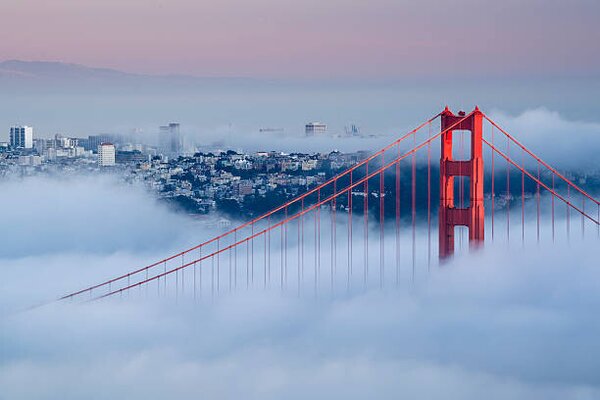 Umělecká fotografie View of Golden Gate Bridge on a foggy day, fcarucci, (40 x 26.7 cm)
