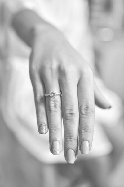 Umělecká fotografie Women hand with diamond ring. Wedding accessories, Kyrylo Matukhno, (26.7 x 40 cm)