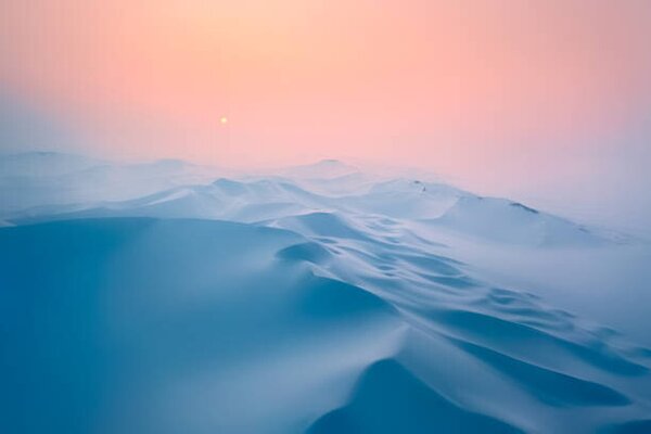 Fotografie Snow covered desert sand dunes at sunset in winter, Xuanyu Han, (40 x 26.7 cm)