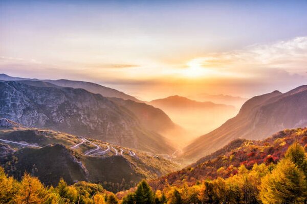 Fotografie mountain sunrise, zhao zhenhao, (40 x 26.7 cm)