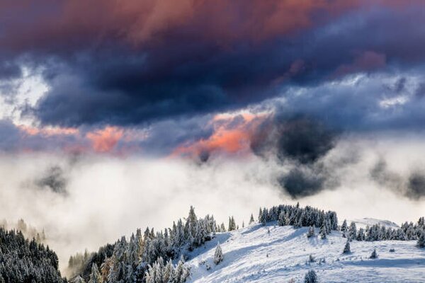 Fotografie Dramatic dawn in winter mountains in the Alps, Anton Petrus, (40 x 26.7 cm)