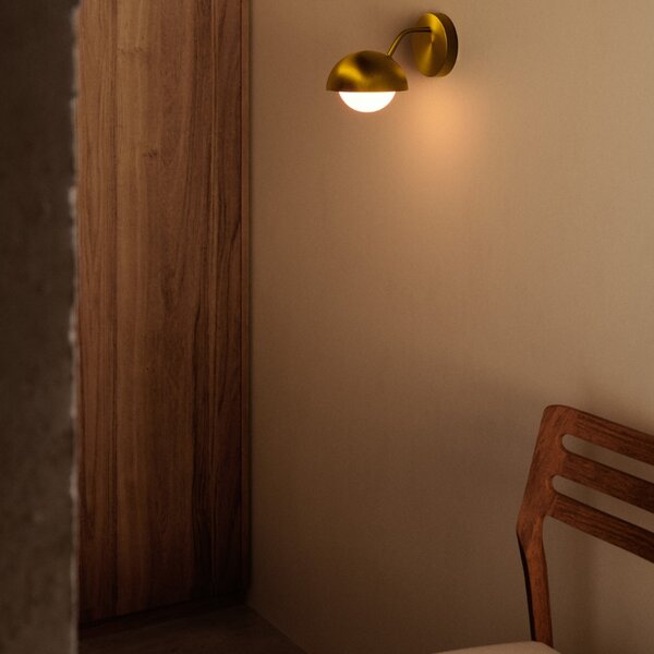 Zlatá kovová nástěnná lampa Kave Home Lonela