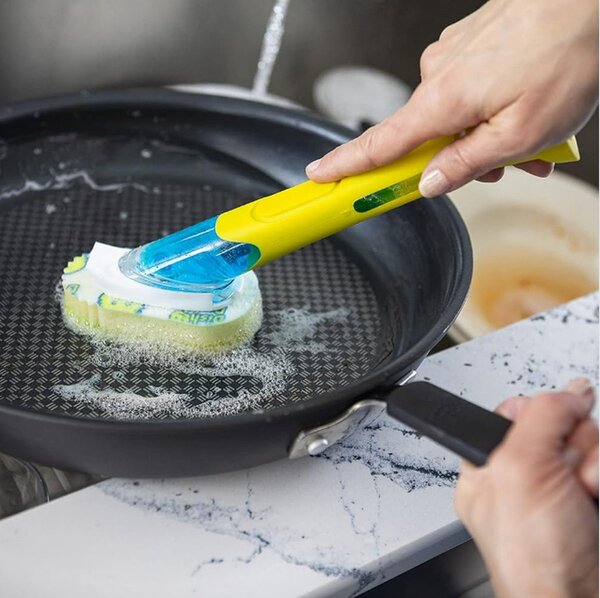 SRUB DADDY Houbička na nádobí s rukojetí a dávkovačem jaru SCRUB DISH DADDY