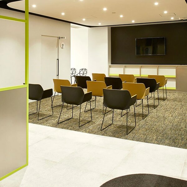 Andreu World designové židle Nuez Armchair Sledge