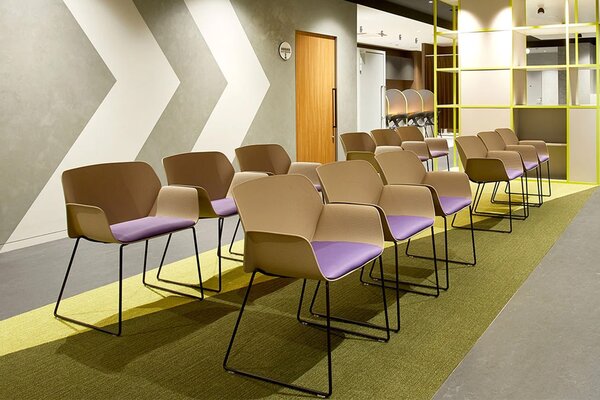 Andreu World designové židle Nuez Armchair Sledge