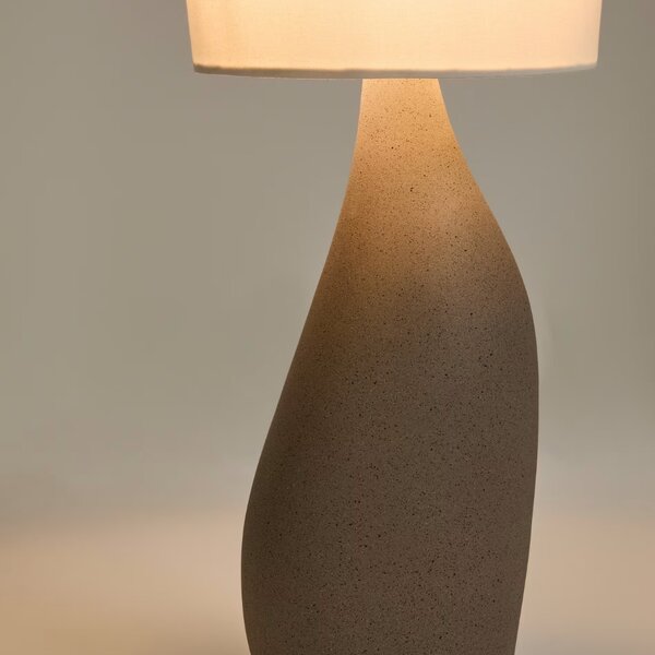 Kave Home Šedo-bílá stolní lampa Viona 77 cm