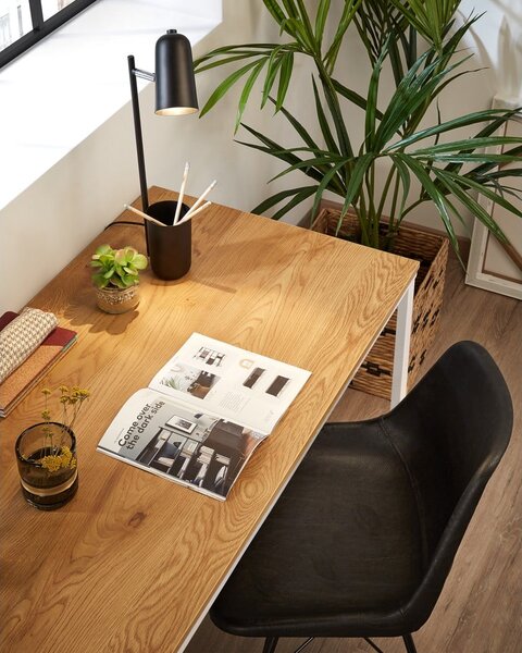 Bílý psací stůl s deskou v dřevěném dekoru Kave Home Lisbet