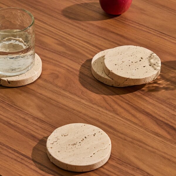 Set čtyř béžových kamenných podtácků Kave Home Zera