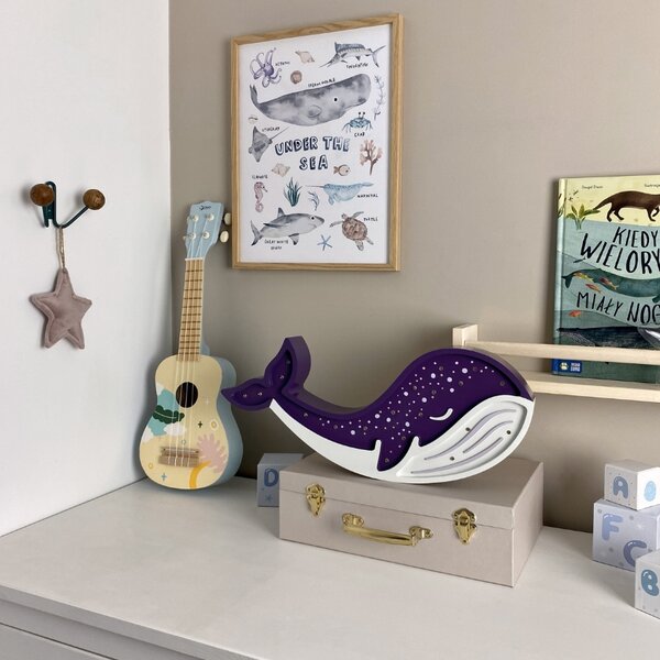 Peekaboo Fialová dřevěná dětská LED lampa Velryba 44,5 cm