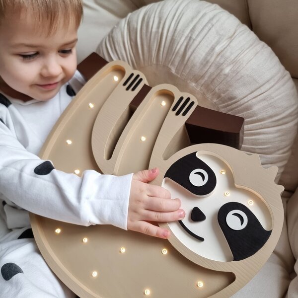 Peekaboo Béžová dřevěná dětská LED lampa Lenochod 38 cm