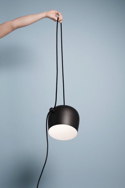 Flos F0090030 Aim, černé závěsné svítidlo pro připojení do stropní rozety, 16W LED 2700K, prům. 24,3cm