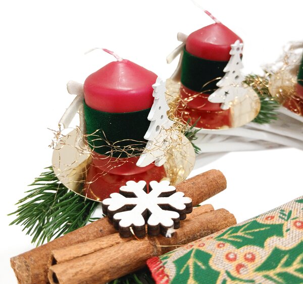 Věnec s červenými svíčkami a mašlí Adventní věnec