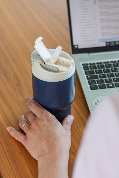 Termohrnek s víčkem a brčkem Travel Infinity Blue 600 ml