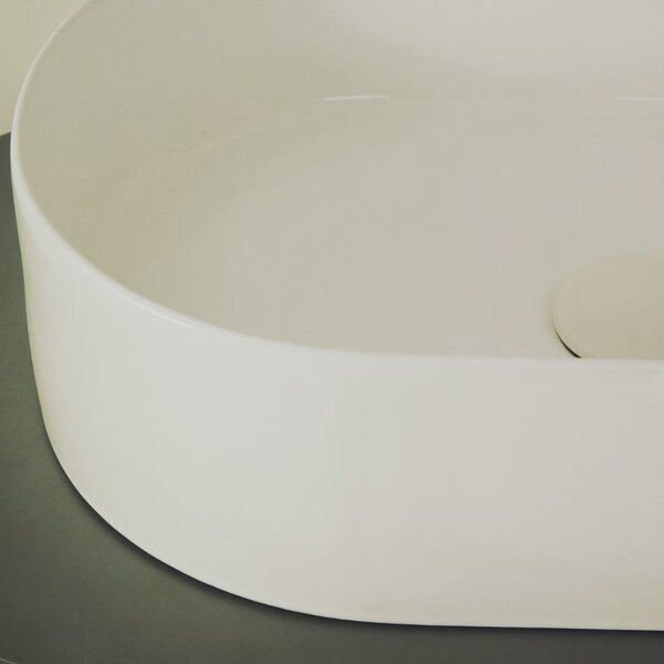 Kave Home Bílé keramické umyvadlo na desku Ovara 50 x 31 cm