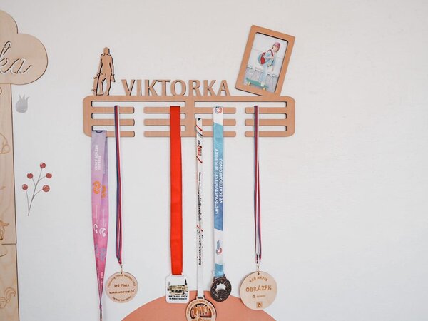 ČistéDřevo Dřevěný věšák na medaile s rámečkem na fotku