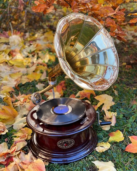 Retro gramofon s troubou replika