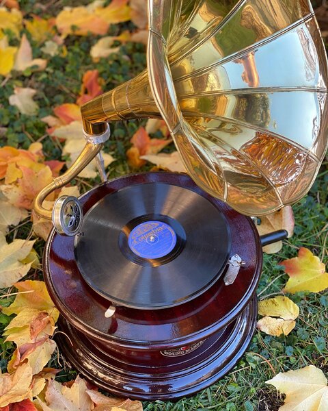 Retro gramofon s troubou replika