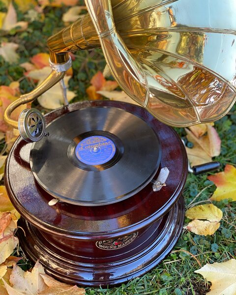 Retro gramofon s troubou replika