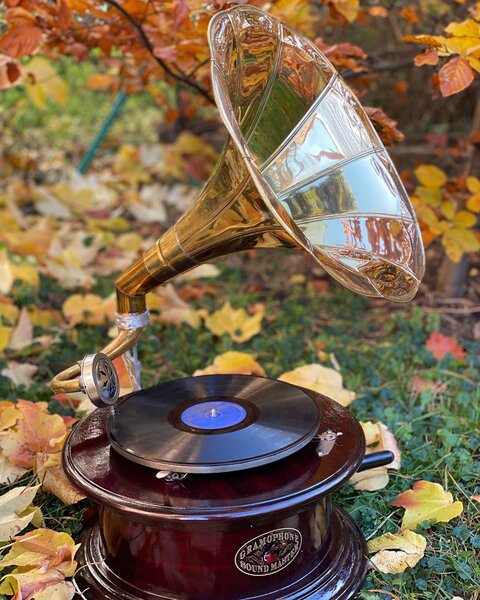 Retro gramofon s troubou replika