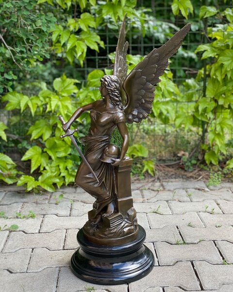 Bronzová socha soška Minerva