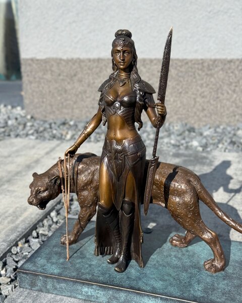 Bronzová socha - Amazonka s panterem