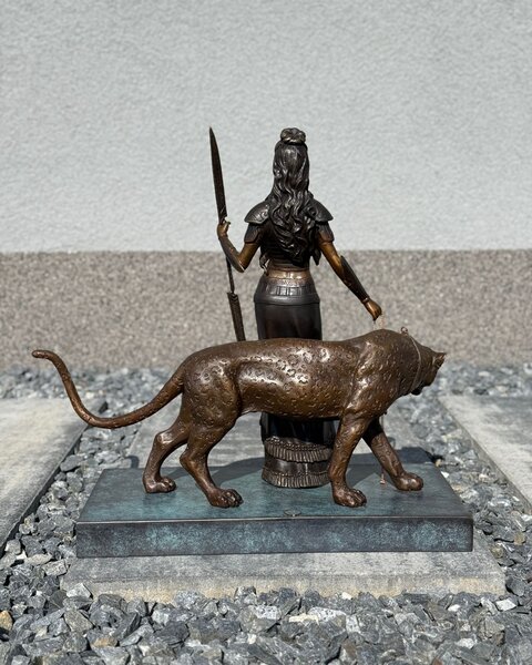 Bronzová socha - Amazonka s panterem