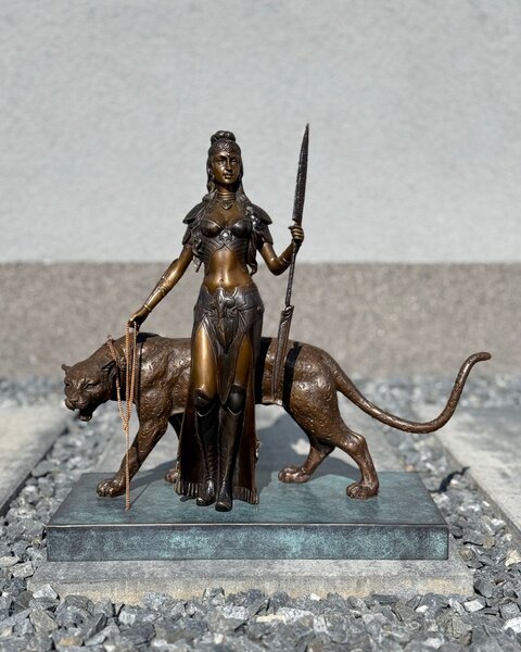 Bronzová socha - Amazonka s panterem