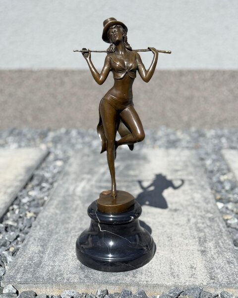 Bronzová socha kabaretní tanečnice – elegantní burleskní figurka