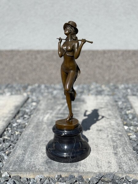 Bronzová socha kabaretní tanečnice – elegantní burleskní figurka