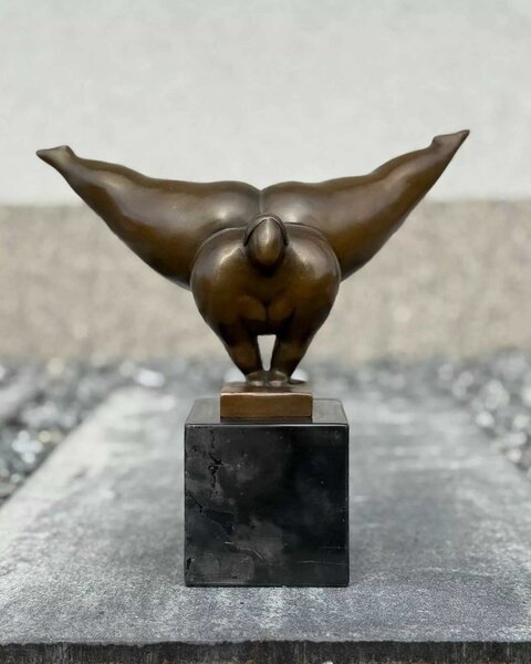 Moderní bronzová socha - Vyrovnávací Žena