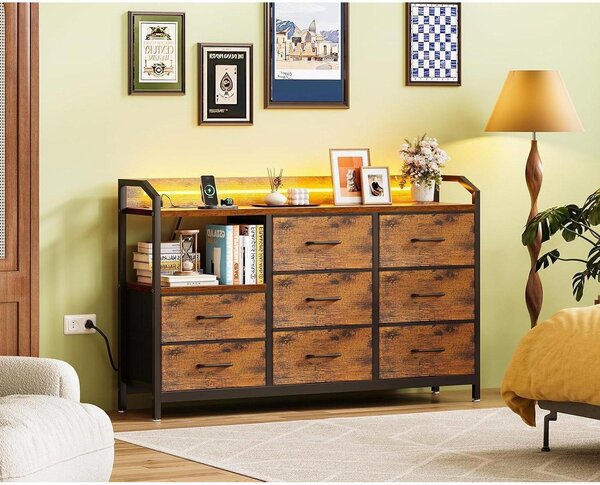 Komoda s 8 zásuvkami potaženými látkou, LED osvětlením, 2 USB porty a 2 zásuvkami na 230V, rozměry 110x30x88 cm, vintage styl