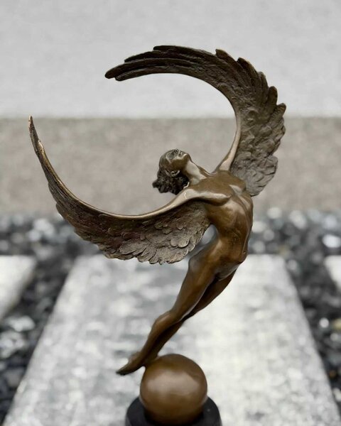 Bronzová socha - ženská figura s křídly - Vzestupný den