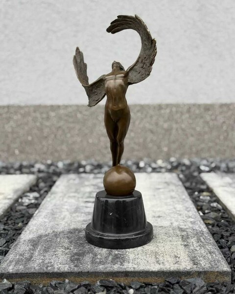 Bronzová socha - ženská figura s křídly - Vzestupný den