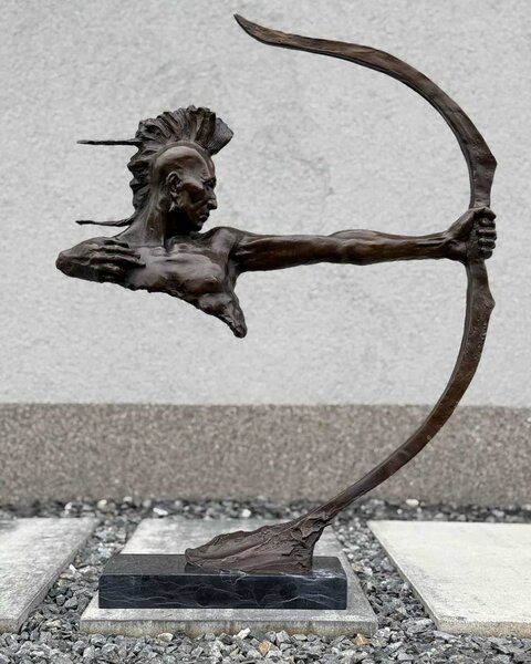 Velká bronzová socha - Mohykánský válečník s lukem
