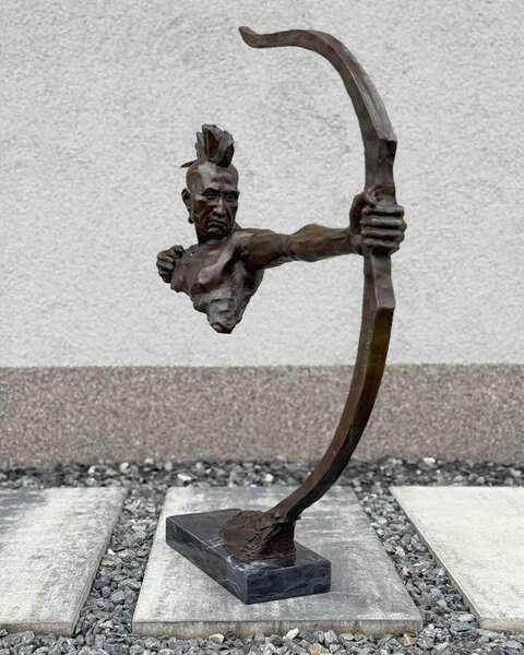 Velká bronzová socha - Mohykánský válečník s lukem