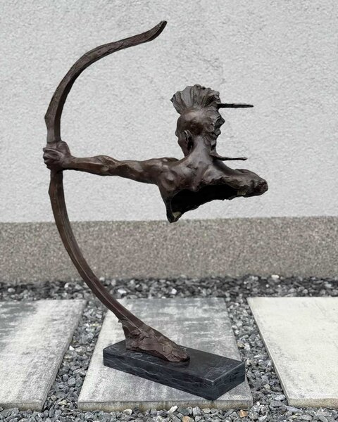 Velká bronzová socha - Mohykánský válečník s lukem