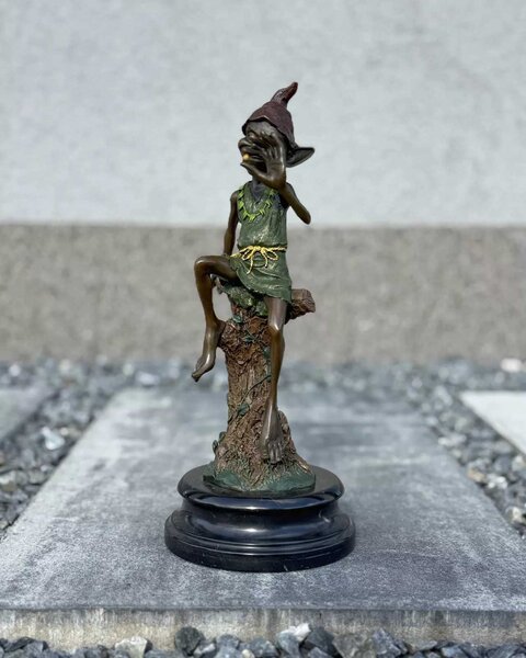 Bronzová socha - Skřítek sedící na větvi pohádková figurka