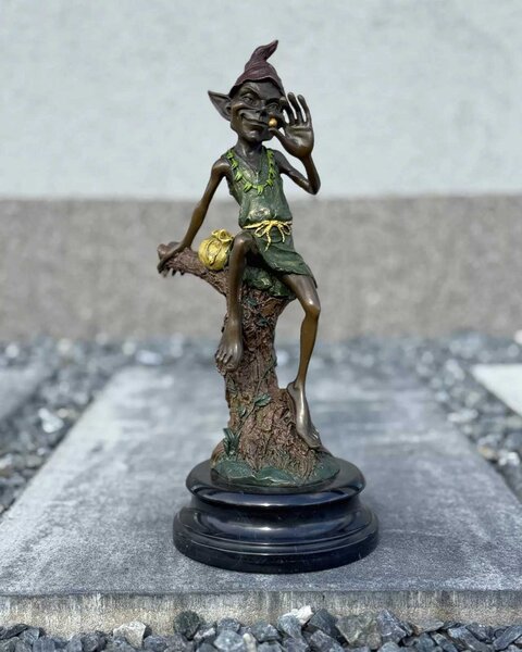 Bronzová socha - Skřítek sedící na větvi pohádková figurka