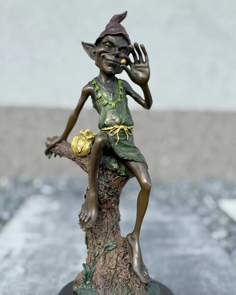 Bronzová socha - Skřítek sedící na větvi pohádková figurka